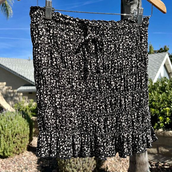Urban Romantics Printed Ruffle Smocked Skirt Black White Size Medium - Picture 2 of 5